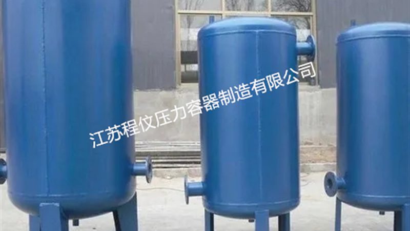 当储罐使用年限到期后，首先应对其进行全面的检查与评估。检查内容包括：